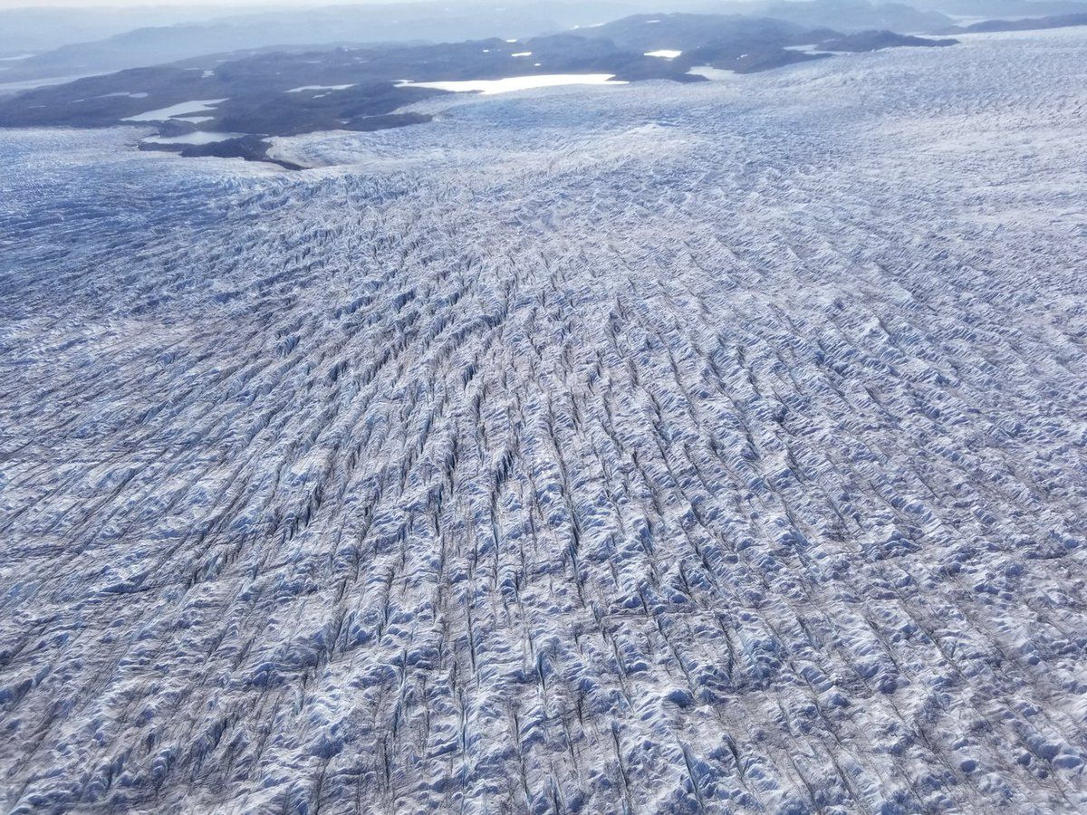 Niewielkie rzeki powstałe na skutek topnienia lądolodu na Grenlandii. 