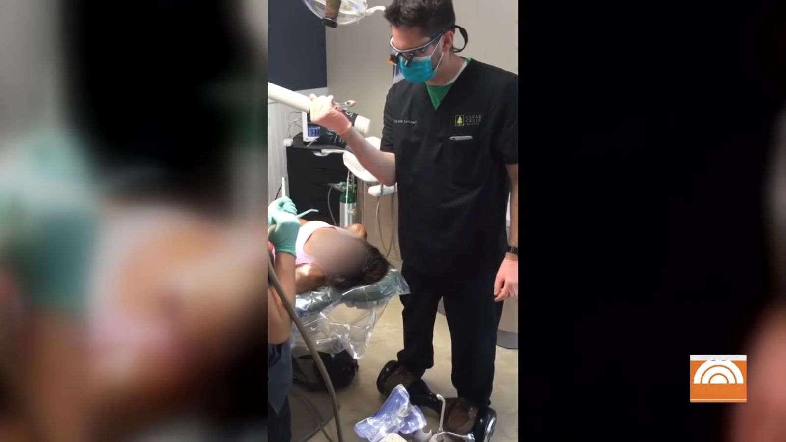 Nagranie przedstawia dentystę na deskorolce elektrycznej. 
