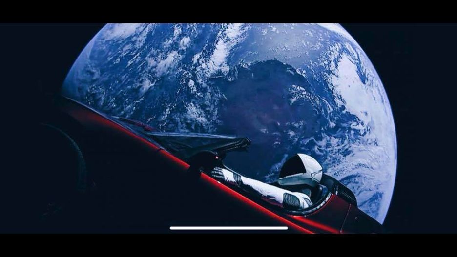 Tesla Roadster w kosmosie. 
