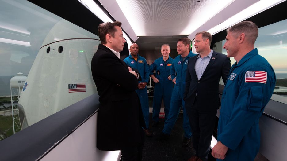 Elon Musk i astronauci NASA. 