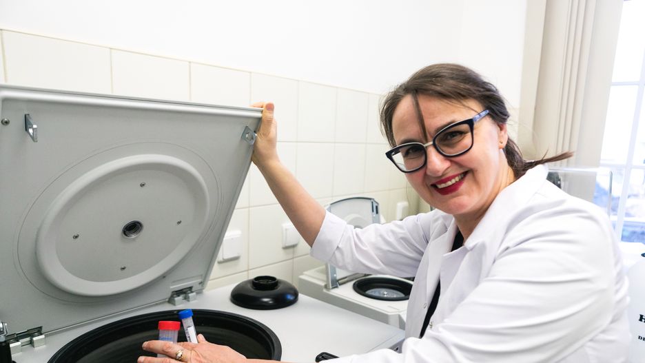 Prof. Ewa Stachowska w trakcie pracy.