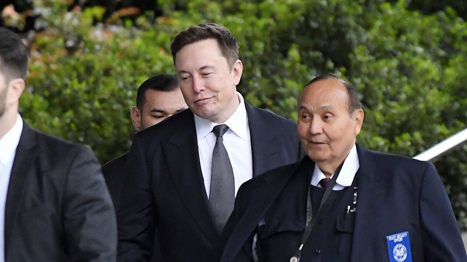 Elon Musk pracował w Sylwestra.