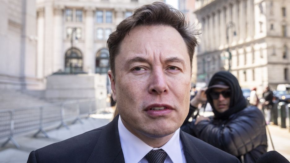 Elon Musk nie zamknie fabryki Tesli z powodu koronawirusa.