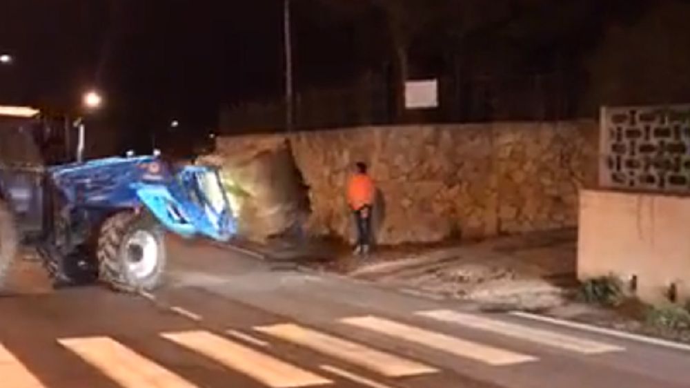 Włoskie miasteczko otacza się belami siana