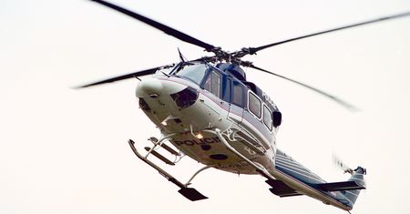 Praga: sześciolatek oślepił laserem pilotów helikoptera. Bawił się przed snem