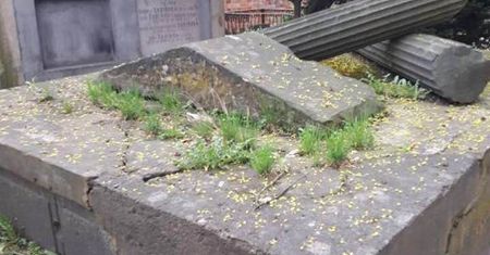 Grób bohaterki Powstania Warszawskiego zdewastowany, porośnięty trawą i popękany