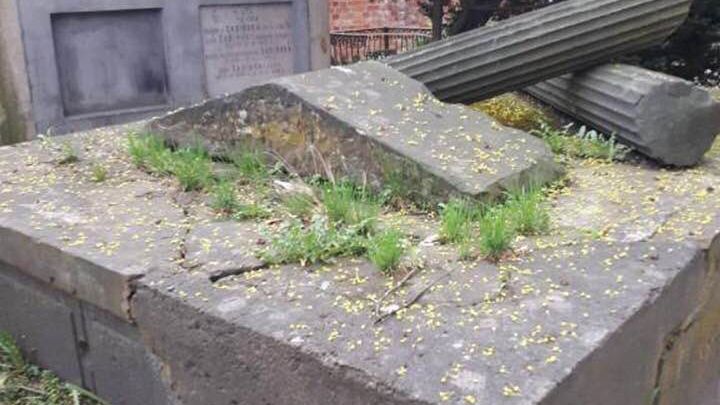 Zniszczony grób na Powązkach