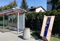 Materace, lodówki i trumna, czyli co ZOM znalazł w Warszawie za przystankiem