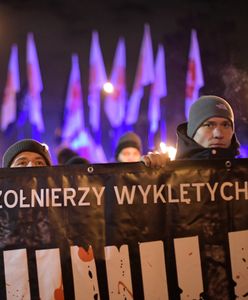 Marsz ku pamięci Żołnierzy Wyklętych. Policja usuwa z jezdni przeciwników