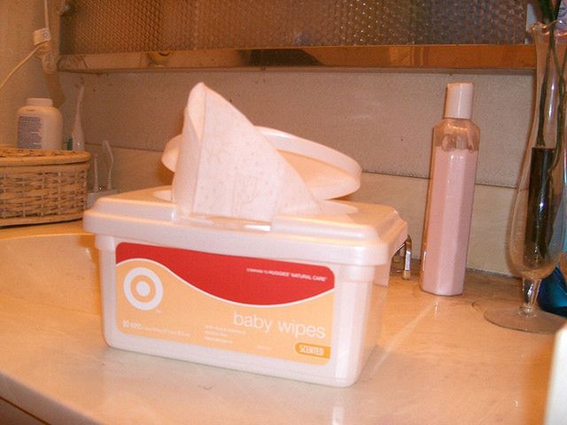 Chusteczki nawilżane mogą spowodować zapalenie skóry