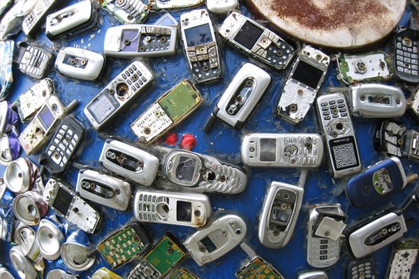 Ponad pół miliarda telefonów komórkowych oczekuje w USA na recykling. Ich łączna waga przekracza 250 000 ton, co odpowiada masie 25 wież Eiffla.

Polecamy w  wydaniu internetowym chip.pl: "iPhone’y znikną z USA na wniosek... Motoroli?"
źródło: CHIP