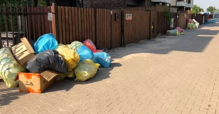 "Mały Neapol" w Warszawie. Mieszkańcy skarżą się na zalegające śmieci