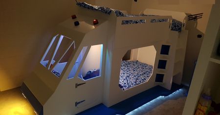 Zrobił dzieciom niezwykłe łóżko. Środek jest naprawdę super!