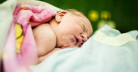 61-latka z Nebraski urodziła córkę synowi i jego mężowi. "Jest nadzwyczajna"