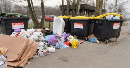 Sąsiad wyrzuci śmieci bez segregacji – zapłacisz i ty. Ile? Nawet czterokrotnie więcej