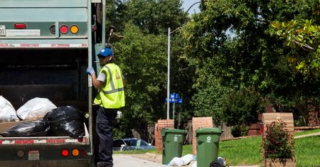 Cudem uratowany ze śmieciarki. Amerykanin obudził się w środku