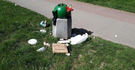 Weekend majowy się skończył, a śmieci pozostały. Szymon Hołownia komentuje