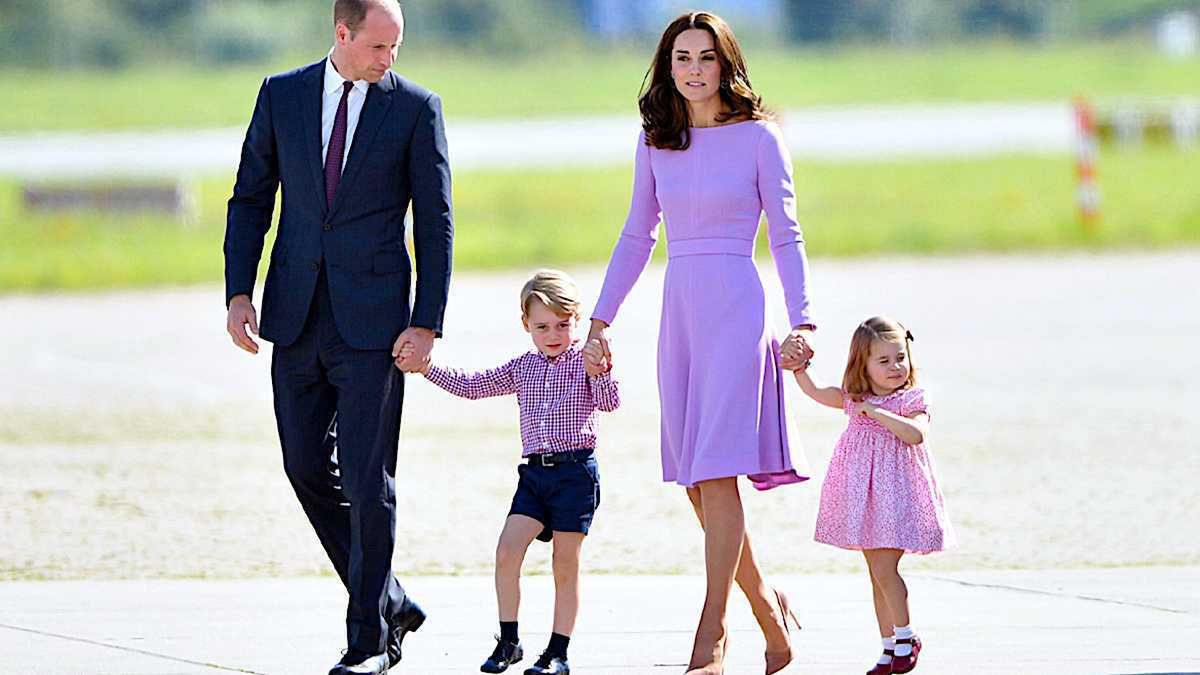 Księżna Kate z rodziną pokazali świąteczną kartkę, a na niej… zdjęcie z wakacji. Opinie fanów podzielone