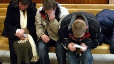 Dzieci Jolanty K. na sali sądowej po ogłoszeniu wyroku