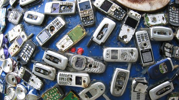 Ponad pół miliarda telefonów komórkowych oczekuje w USA na recykling. Ich łączna waga przekracza 250 000 ton, co odpowiada masie 25 wież Eiffla.

Polecamy w  wydaniu internetowym chip.pl: "iPhone’y znikną z USA na wniosek... Motoroli?"
źródło: CHIP