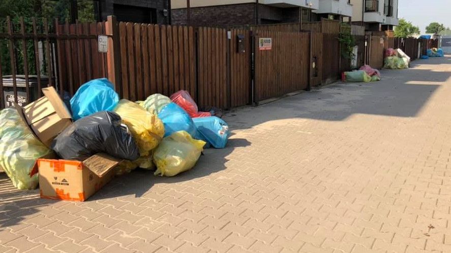 Tak od ponad 2 tygodni wyglądają ulice na warszawskim Wawrze. Firma odbierająca odpady nie wywiązuje się ze swoich zadań