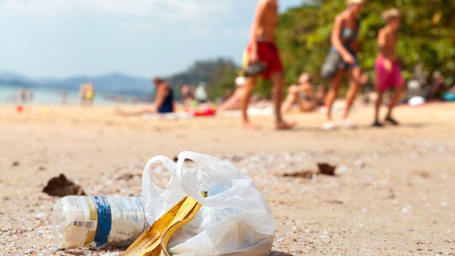 Śmieci zalewają plaże na Balearach