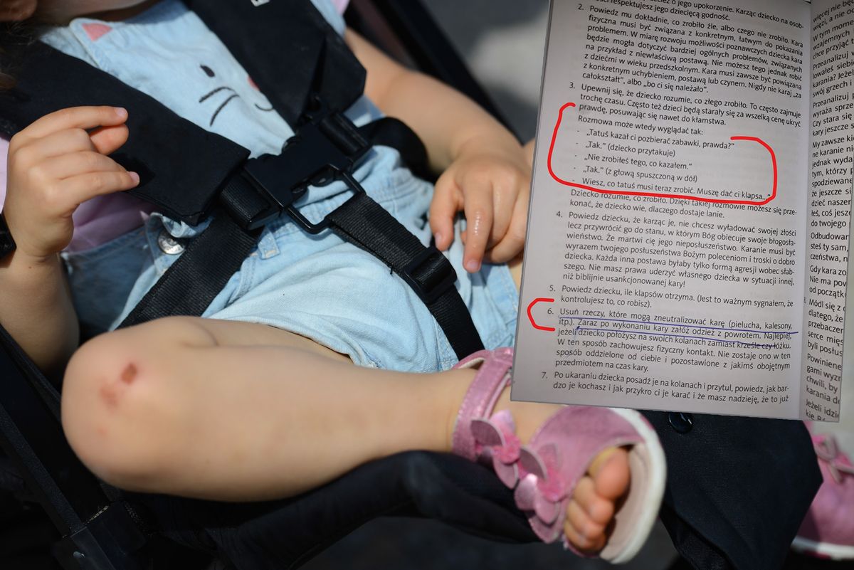 W Polsce ukazał się poradnik, jak karać niemowlęta. "Szokująca instrukcja bicia"