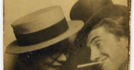 On zabawny, ona piękna - szukają pary ze zdjęć. "Może ktoś rozpoznaje swoją rodzinę?"