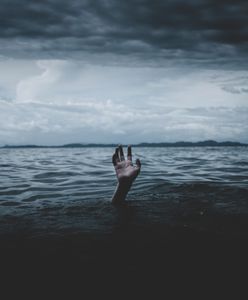 "Pomyślałam, że to koniec, że umrę i poczułam potworne osamotnienie". Tak wyglądają ostatnie chwile, przed utonięciem