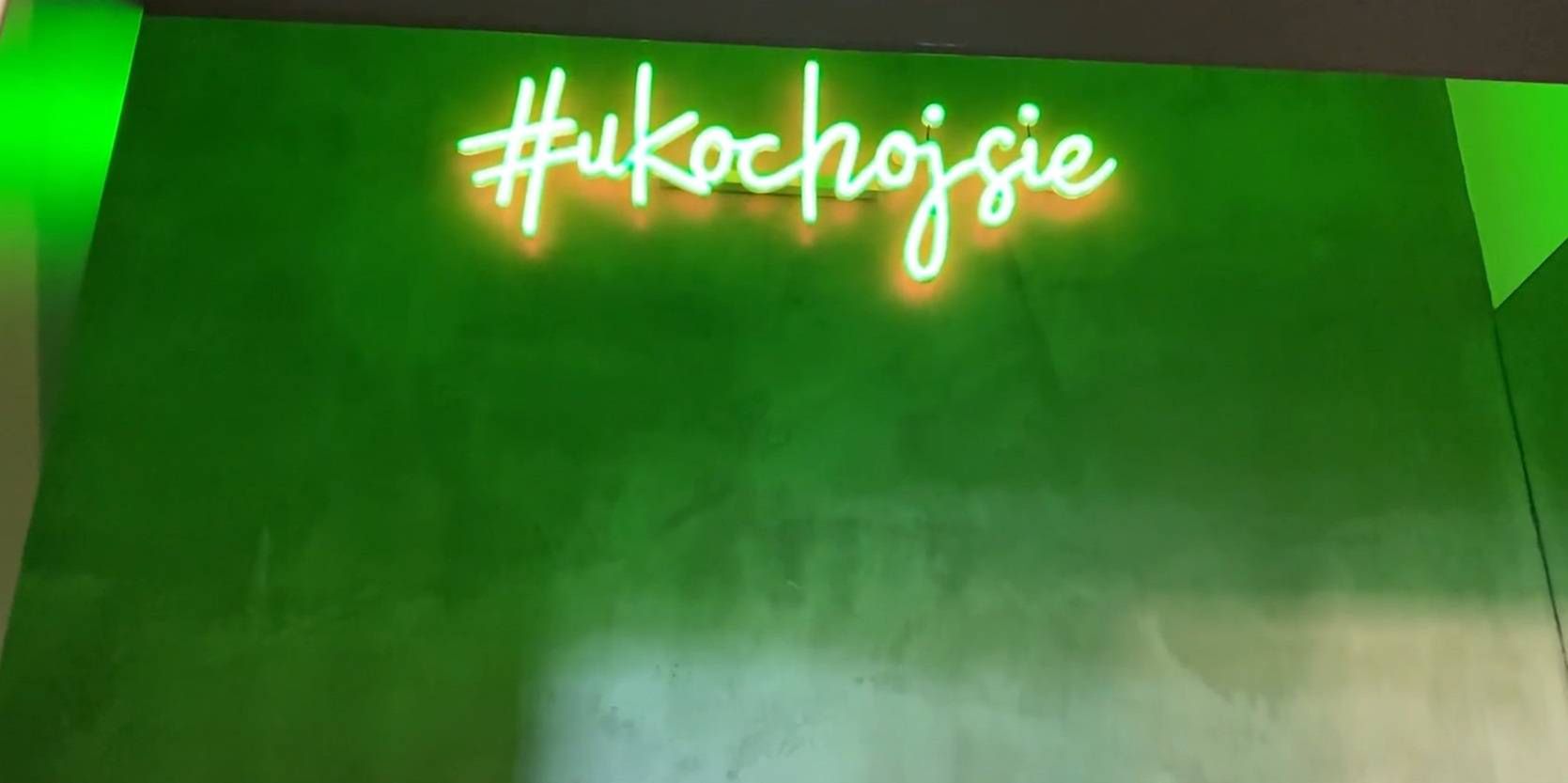 Qczaj neon w toalecie