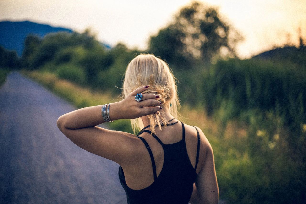 Niskie upięcie na blond włosach 