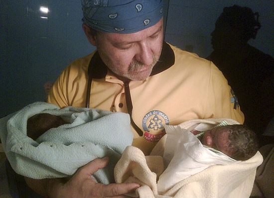 Uprowadzają dzieci ze szpitali, by je sprzedać