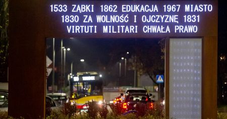 Ząbki chciały uczcić niepodległość bramą. Teraz mieszkańcy są wściekli