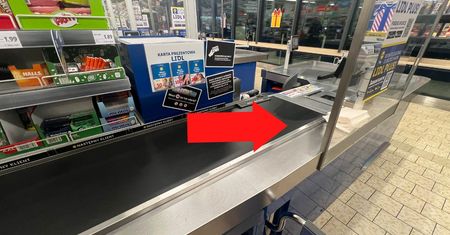 Tajemnicze miejsce na taśmie przy kasie w supermarkecie. Działa inaczej, niż myślałeś