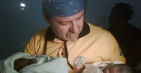 Uprowadzają dzieci ze szpitali, by je sprzedać