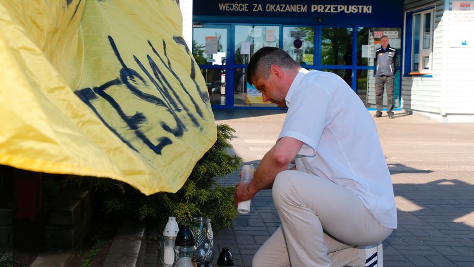 Koledzy i rodzina górników poszkodowanych w katastrofie w kopalni "Zofiówka" nie tracą nadziei