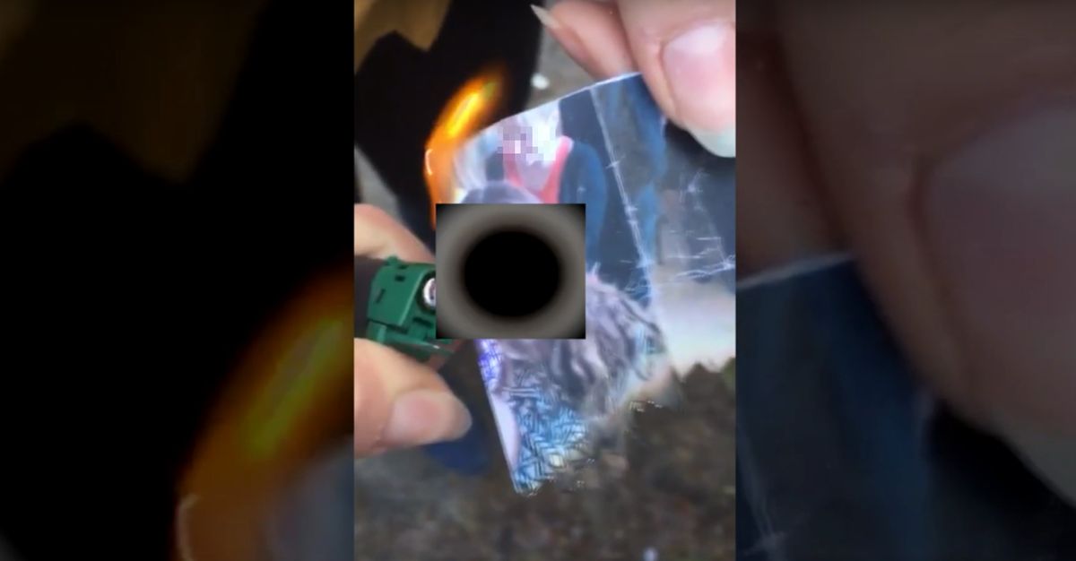 Nastolatki spaliły zdjęcie koleżanki. "Nie ma cię ku..o"