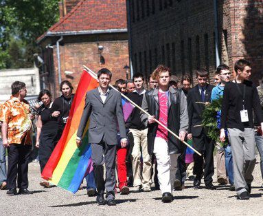 Homoseksualiści zwiedzają Auschwitz