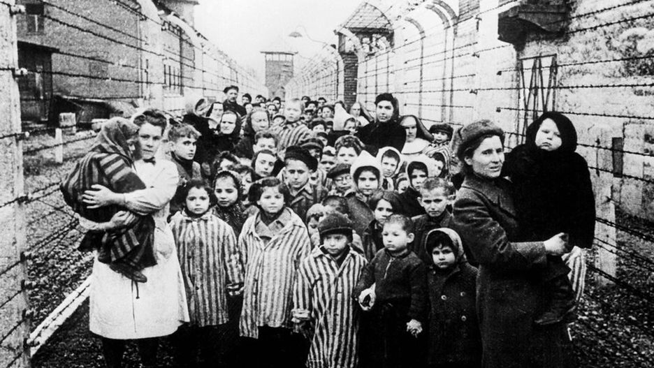 Centrum Szymona Wiesenthala ujawnia powojenny raport Departamentu Stanu USA o losach Żydów w Polsce. Zdjęcie przedstawia wyzwolenie obozu Auschwitz-Birkenau