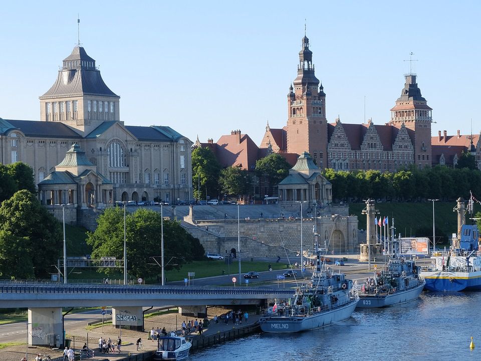 Szczecin. Pomnik Lecha Kaczyńskiego z założoną koszulką "Konstytucja"