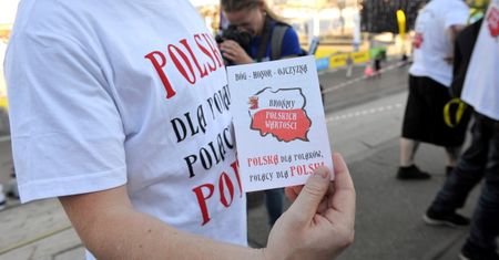 Ulotki z hasłem "Polska dla Polaków" rozdawane na terenie regat w Szczecinie