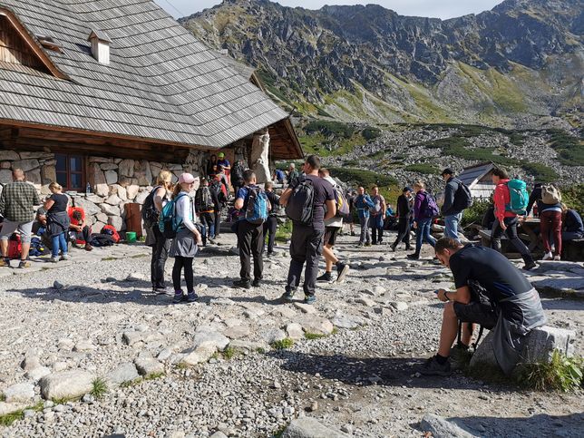 Turyści w Dolinie Pięciu Stawów w Tatrach 