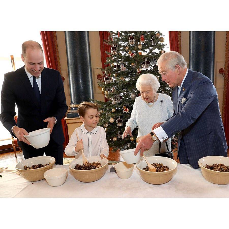 Książę Karol, książę William, królowa Elżbieta II, książę George