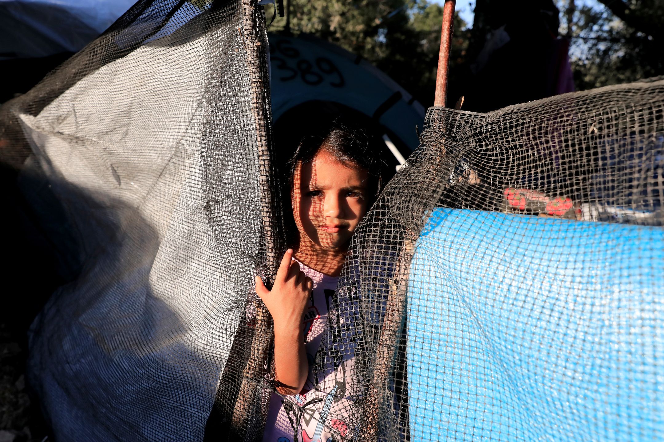 Dziewczyna w obozie uchodźców na greckiej wyspie Lesbos
