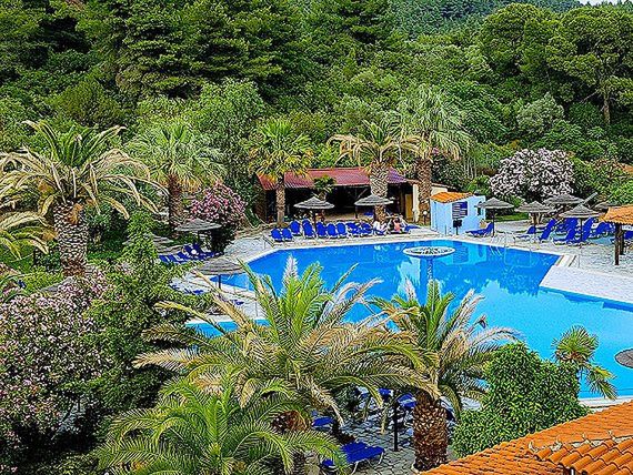 Basen hotelu Poseidon otacza zielony ogród, gdzie znajdziemy wytchnienie od greckiego słońca 