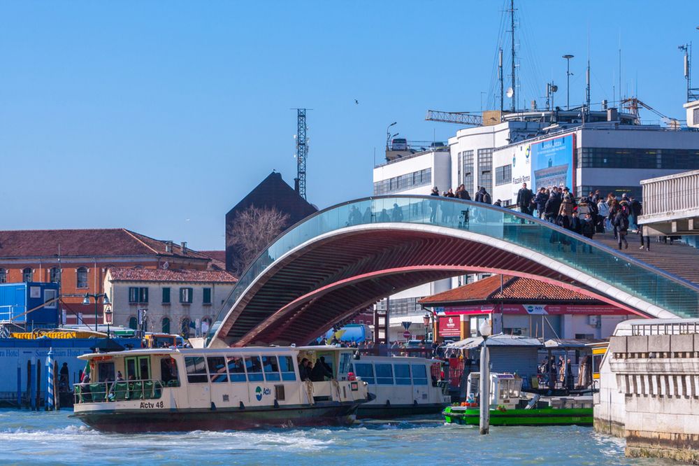 Szklany most w Wenecji. Architekt po latach ukarany grzywną
