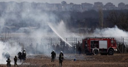 Turcja zatrzyma migrantów przedostających się do Grecji drogą morską. Strzały na granicy