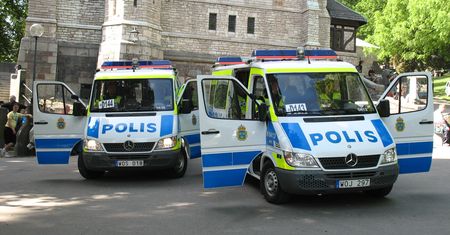 Nietypowy atrybut szwedzkiej policji. Funkcjonariusze dostali miotły