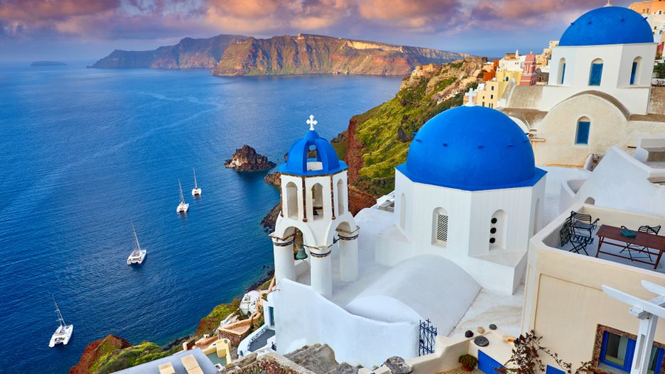 Znakiem charakterystycznym Santorini są biało-niebieskie domki