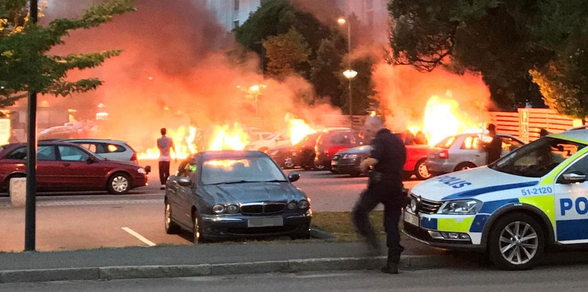 Szwecja. Wielki pożar w Göteborgu. Spłonęło 14 samochodów przy galerii handlowej